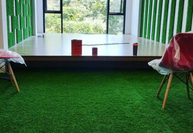 Hướng dẫn vệ sinh cỏ nhân tạo trong nhà đúng cách