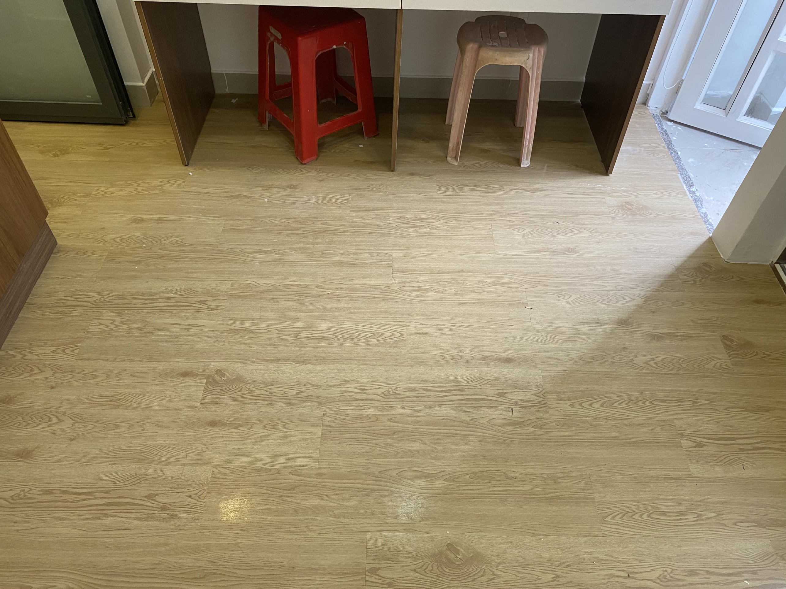 Sàn nhựa giả gỗ giá rẻ tại hóc môn Tp Hcm