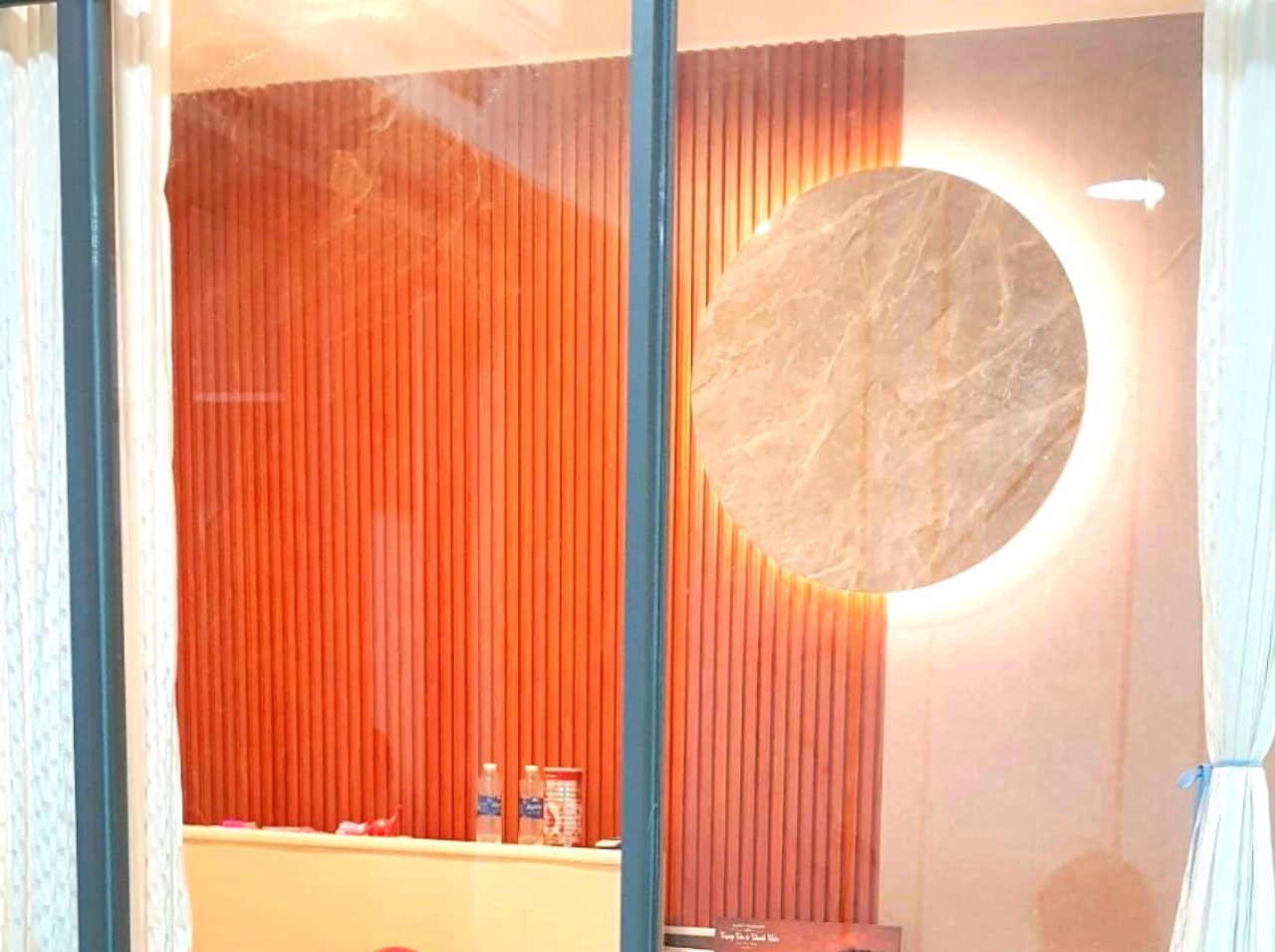 Thi công tấm nhựa ốp tường , tấm ốp tường vân đá cho chung cư tại Quận 2 TP HCM