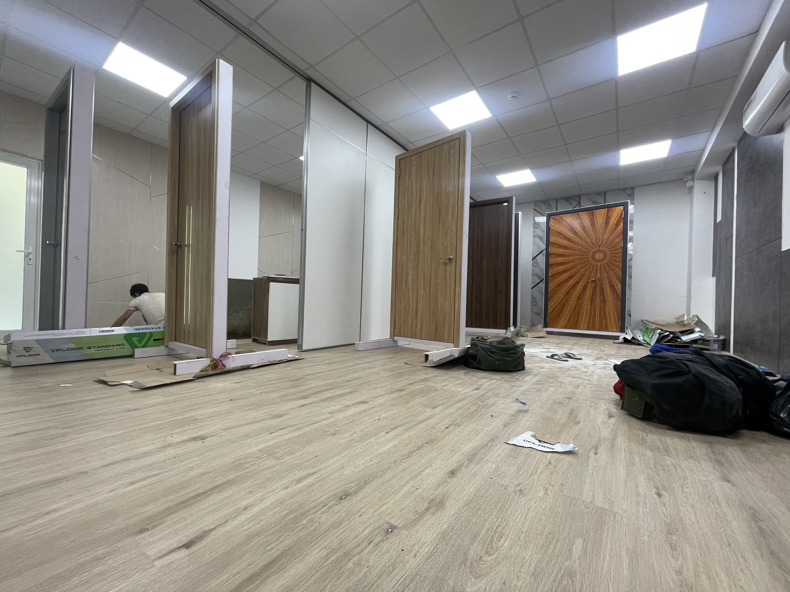 Thi công tấm nhựa ốp tường trang trí toàn bộ showroom tại Tân Bình TP HCM