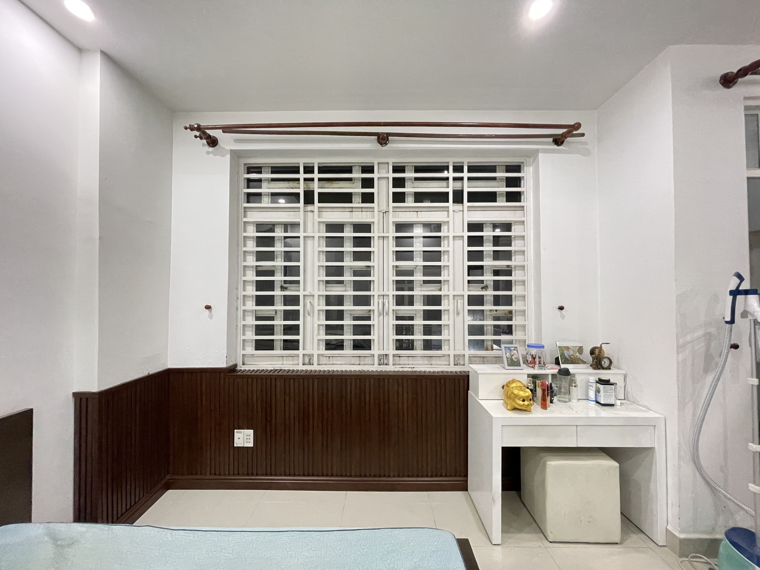 Thi công tấm nhựa ốp tường cho bức tường bị bong tróc, thấm nước tại Quận 3 Tp HCM