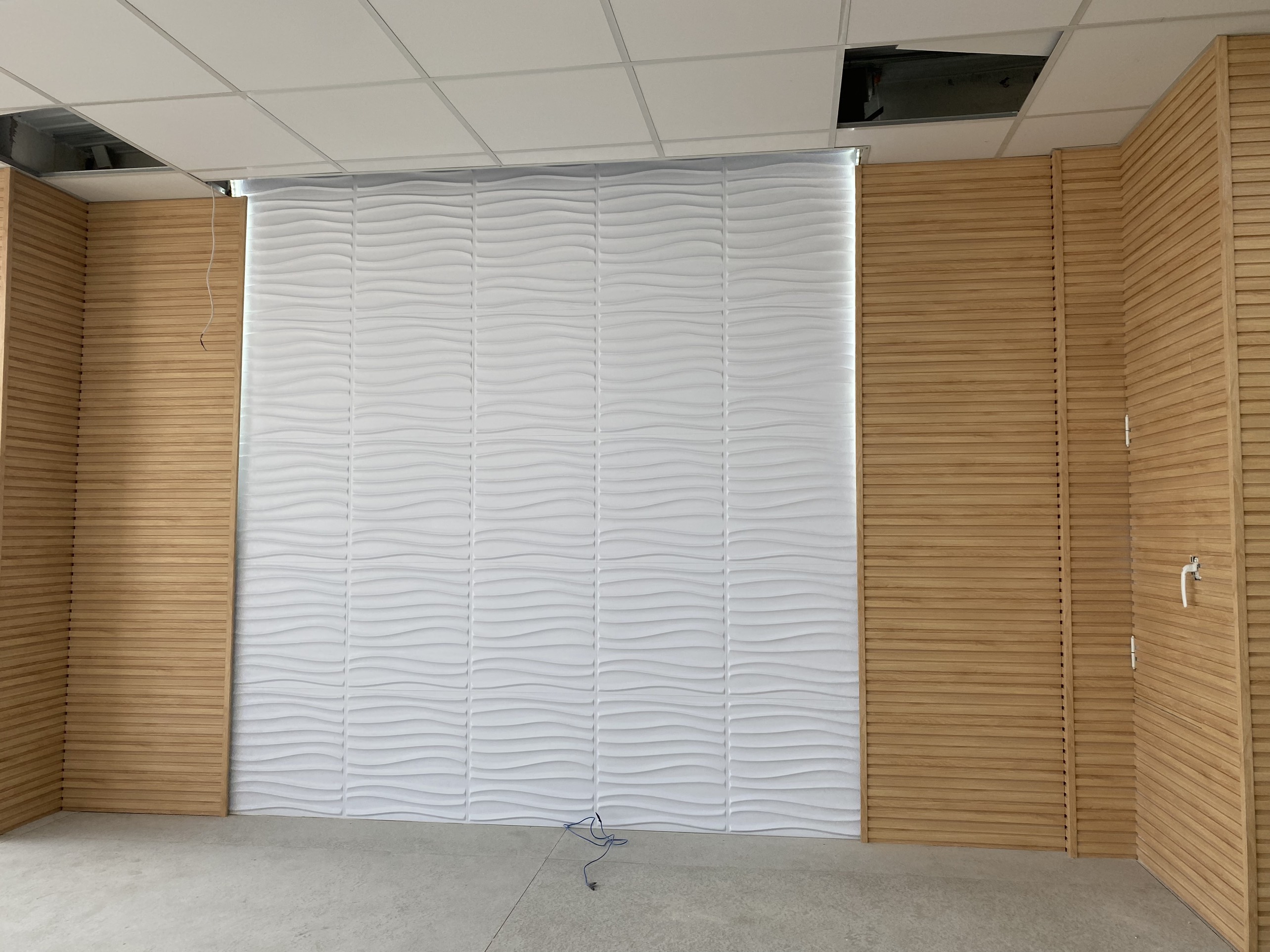 Thi công tấm nhựa ốp tường , tấm lam sóng cho hội trường sân khấu tại quận 10 TP HCM