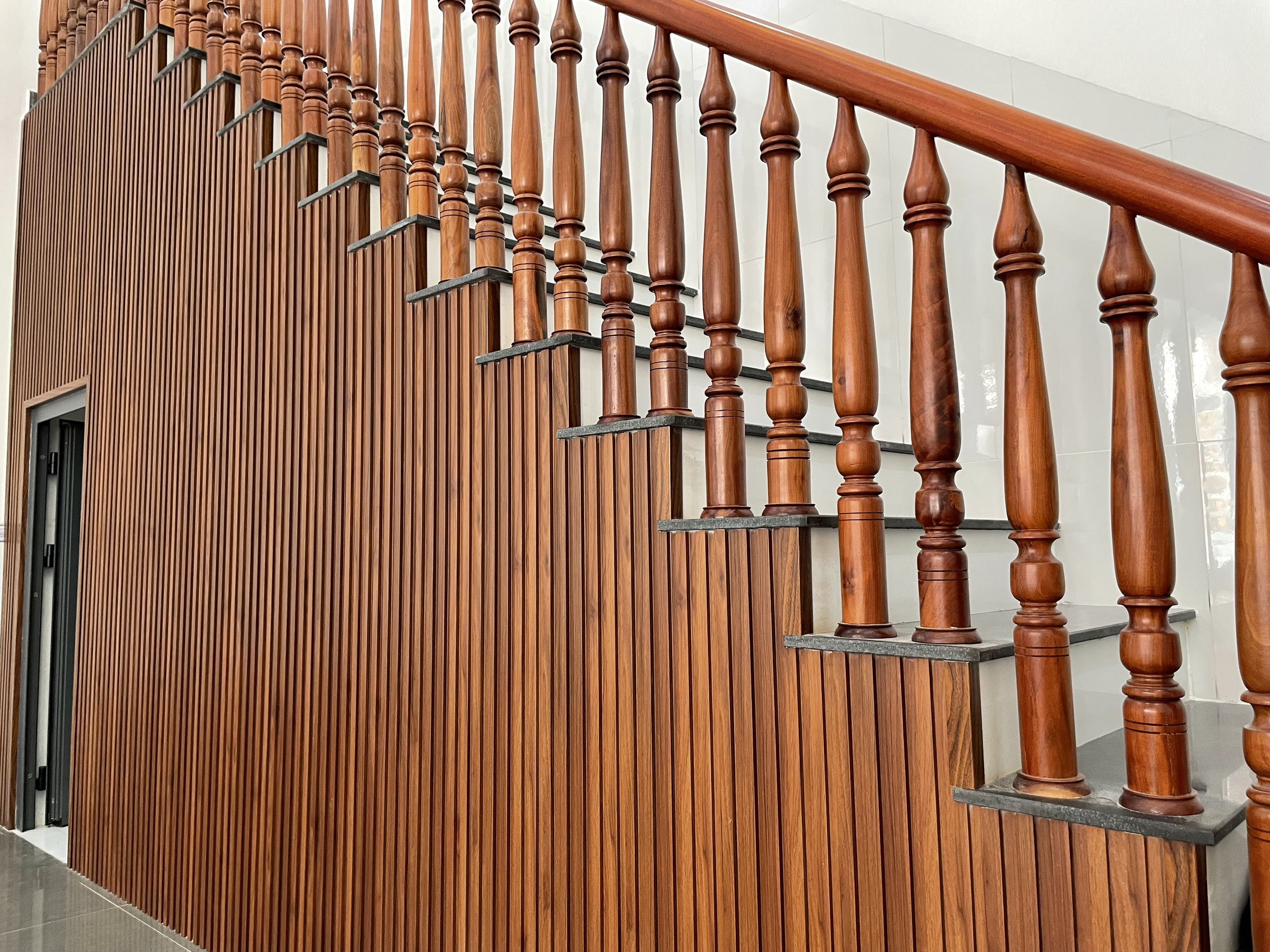 Thi công tấm nhựa ốp tường cho cầu thang tại quận 12 Tp HCM