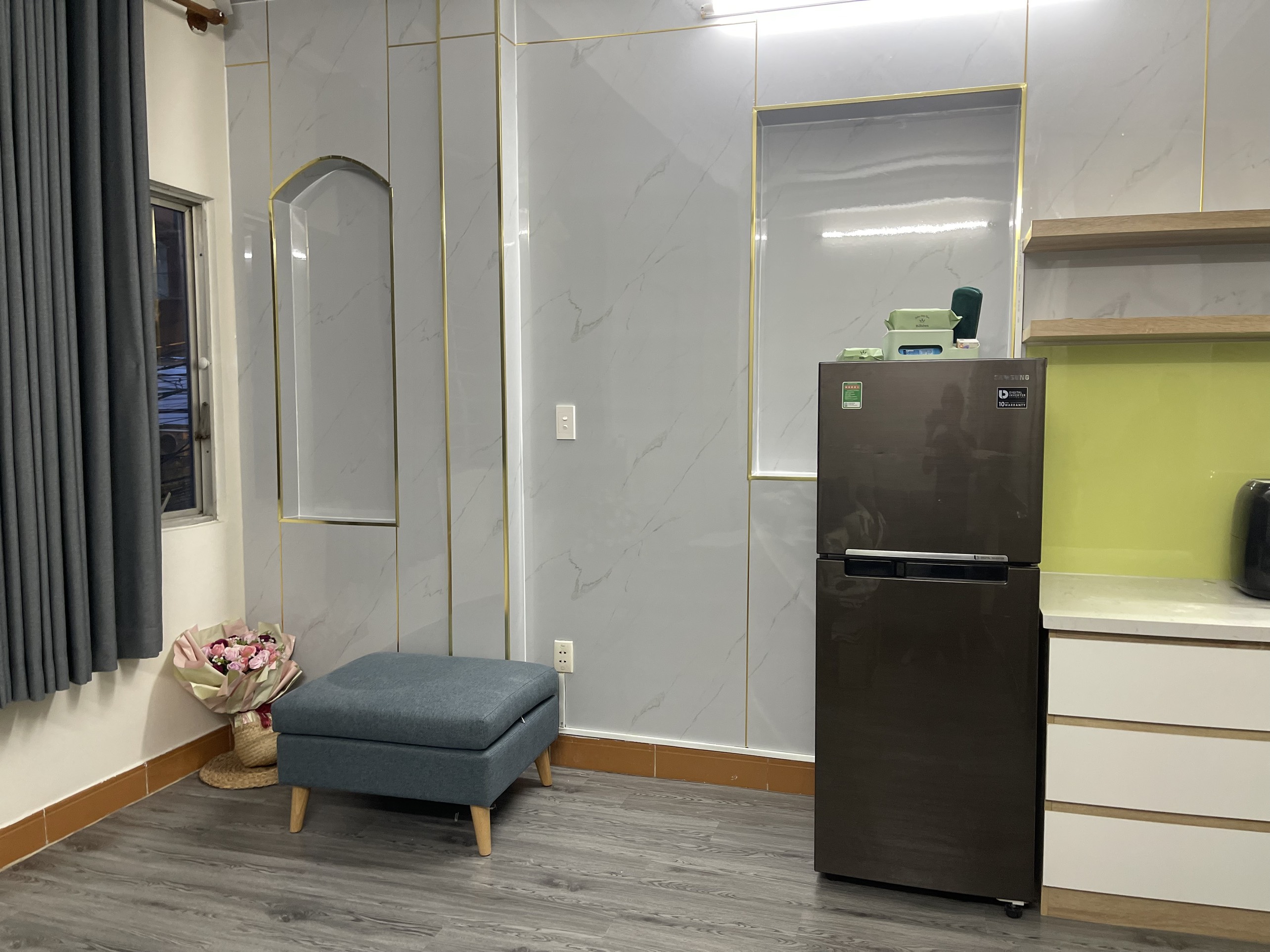 Thi công ốp tấm nhựa giả đá cho tường thấm nước tại quận 5 Tp HCM