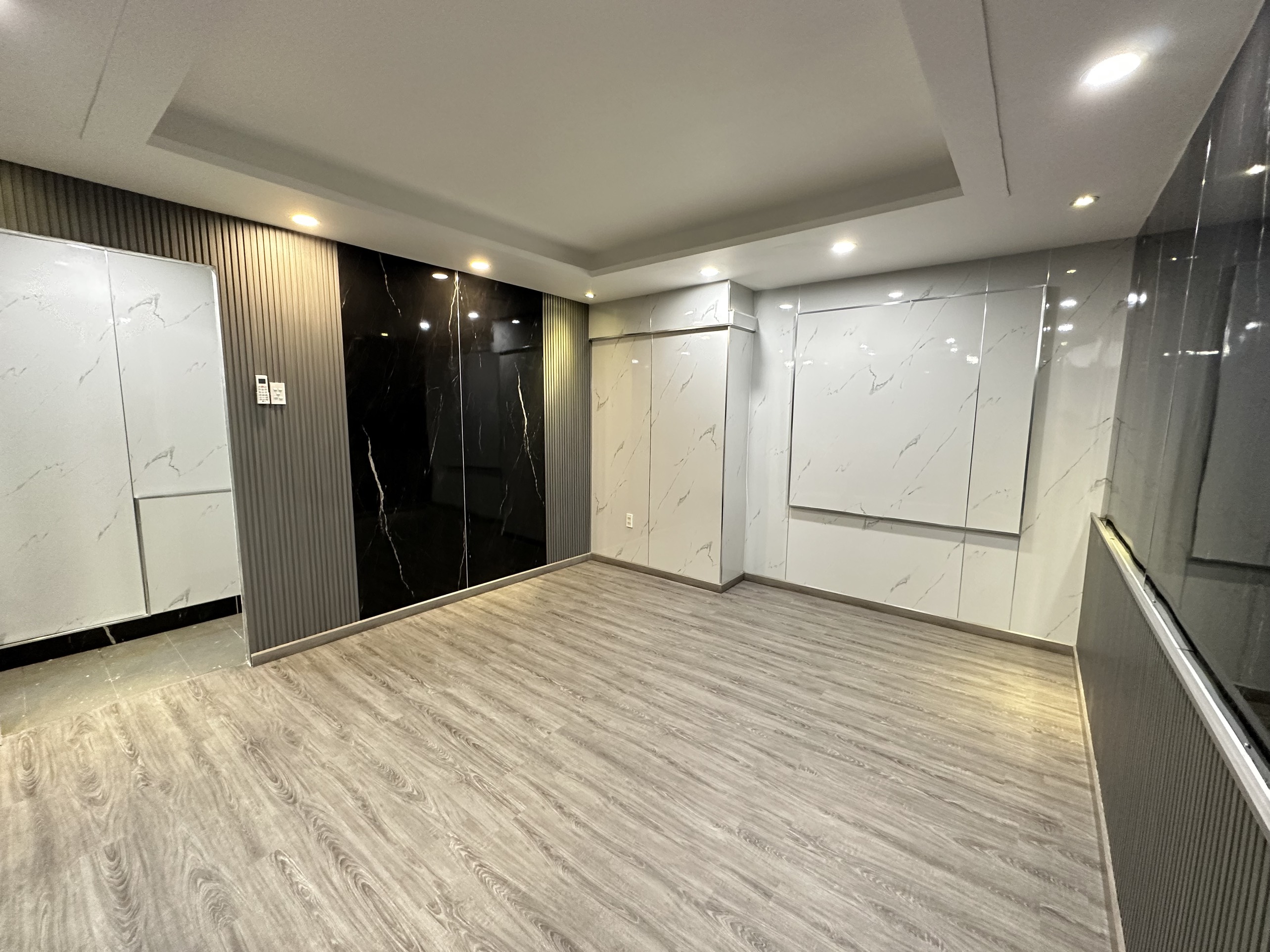 Thi công trang trí phòng ngủ bằng tấm Pvc vân đá tại Bình Dương