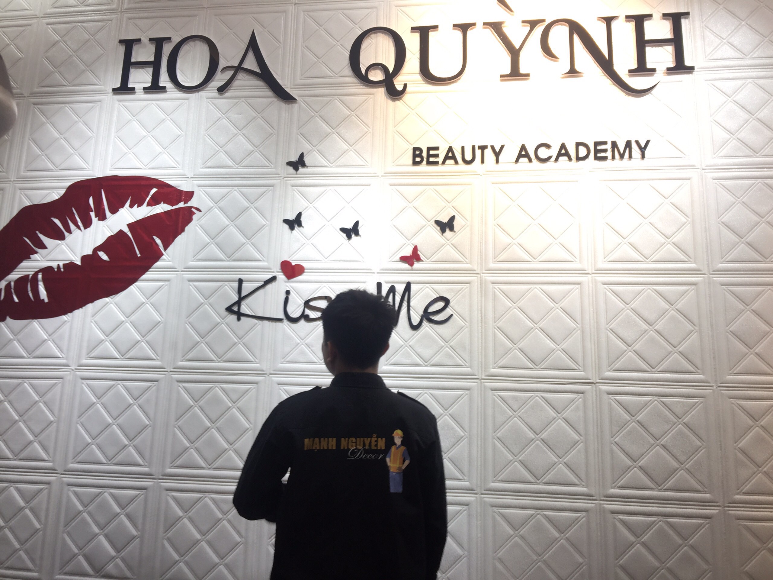 Mạnh Nguyễn thi công trọn gói trang trí Spa với tường, sàn, logo với giá siêu rẻ